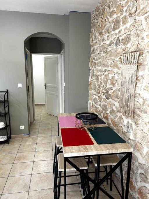 Superbe Appartement Dans Un Mas Nimes Exterior photo