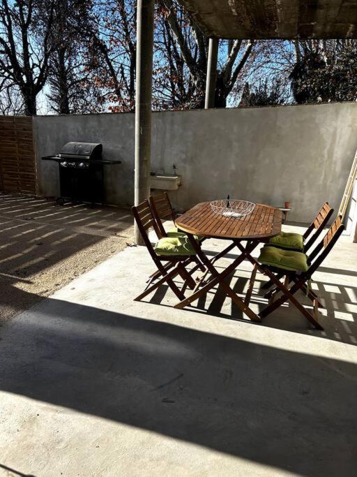 Superbe Appartement Dans Un Mas Nimes Exterior photo